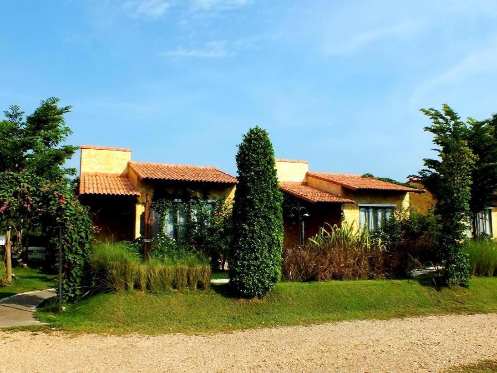 Villa Tuscany Country Resort Suan Phueng Bagian luar foto