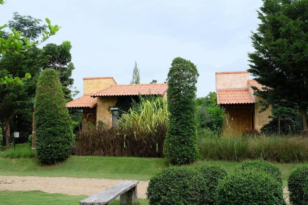 Villa Tuscany Country Resort Suan Phueng Bagian luar foto
