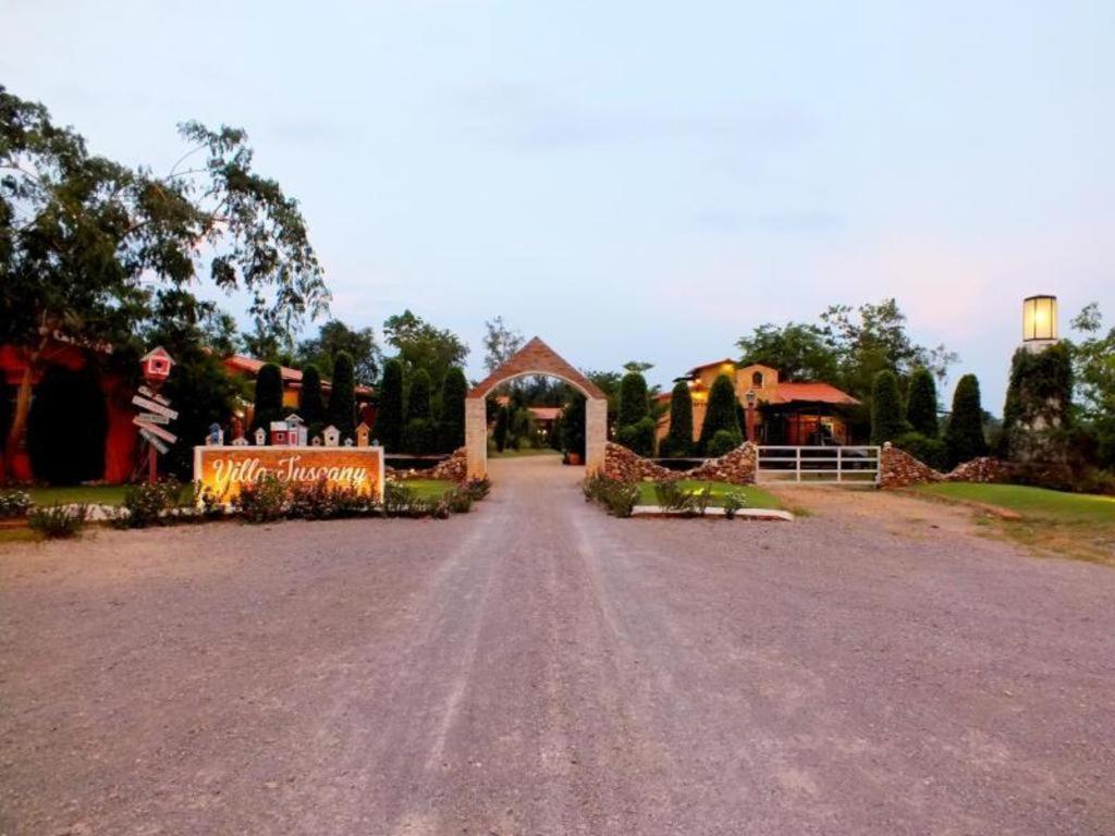 Villa Tuscany Country Resort Suan Phueng Bagian luar foto